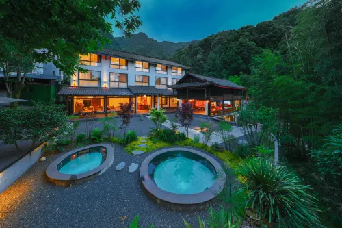 Emeishan Yuezhuang Qingyin Hot Spring Homestay - Rooftop Pools