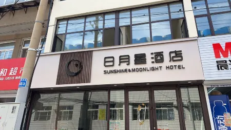 Riyuexing Hotel (Linghe Night Market) Отели в г. Цзиньчжоу