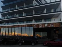 Meili Konggu Snow Mountain Hotels in Deqin