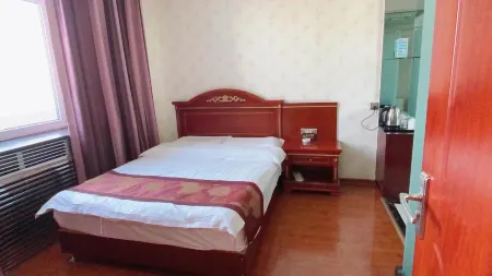 Xinrui Business Hotel Отели рядом с достопримечательностью «Thousand-Buddha Cave»