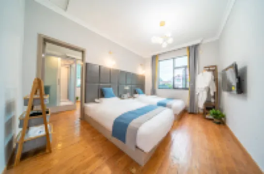 Bomi has a small courtyard homestay