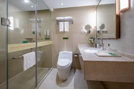 Vienna International Hotel Отели в г. Дэбао