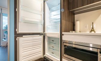 Charming Oasis Close to Airport & Downtown Views