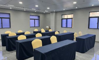 Huizhou Four Seasons Maple Hotel(Huizhou High Speed Rail Station Xinghe Coco Store)