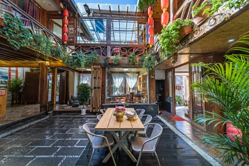 Lijiang Clouds flying high Inn