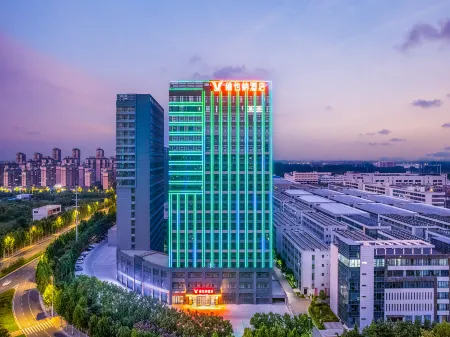 Vienna Hotel (Xuchang East Station Furong Lake Branch) Отели в г. Сюйчан