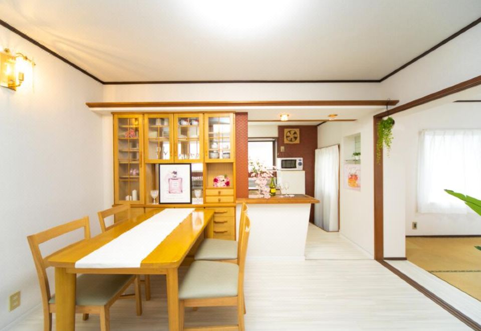 [Higashiomi Large House의 아늑한 주방 공간 이미지]