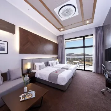 Ramada Hotel & Suites by Wyndham Gangwon Pyeongchang Отели рядом с достопримечательностью «Парк Дэгванрён»