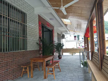 Zuishanye Huangya Farm Stay Отели рядом с достопримечательностью «Peng Lai Xian Dong»