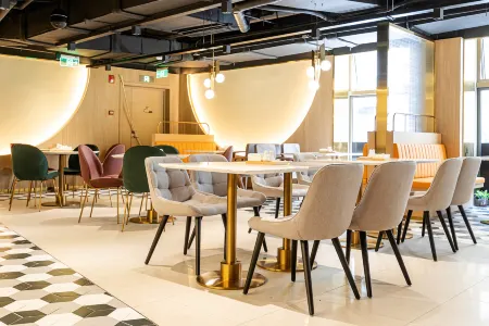 Hotel Chalet Shanghai Отели рядом с достопримечательностью «The Great Affection of Liuhuizhi Toward the Book Collecting Tower»