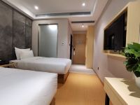 柏曼酒店(深圳机场北国际会展中心店) - 标准双床房
