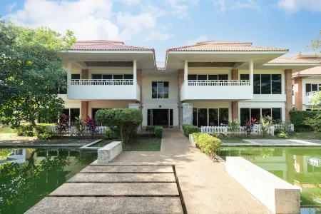 Thara Cholapruek Resort Отели рядом с достопримечательностью «Wat Chang»