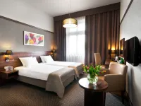 Golden Tulip Krakow City Center Hotels near Nova Gallery