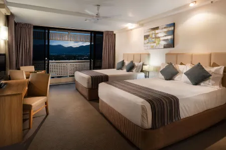 Rydges Esplanade Resort Cairns, an EVT hotel