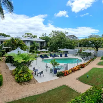 Noosa River Retreat Holiday Apartments Отели рядом с достопримечательностью «Торгово-развлекательный центр Noosa Junction»