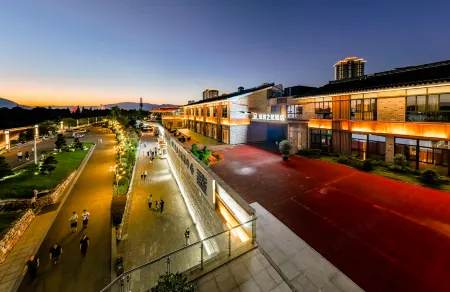 Hanzhong Jingyi Star Hotel Отели рядом с достопримечательностью «Hanzhong Gymnasium»