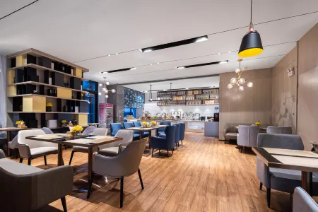 RAMADA Hotel (Wuhan University of Technology Street Entrance Branch) Отели рядом с достопримечательностью «Hubei Business College»