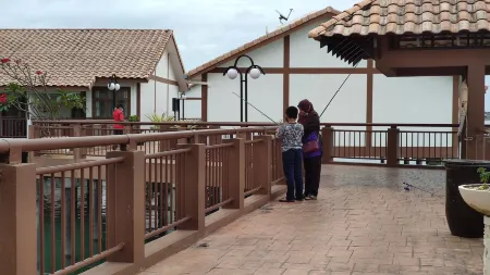 Alpine LXPD Water Chalet Отели рядом с достопримечательностью «Alive 3D Art Gallery»