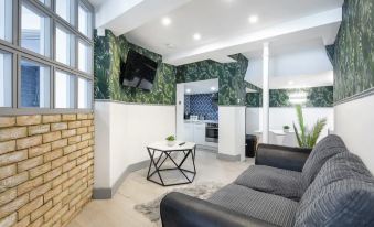 1-Bed Flat in West London Sleeps 2