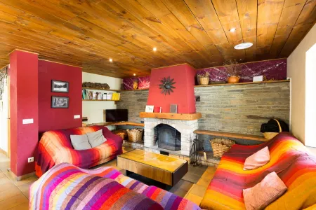 Casa rural al Pirineu Отели рядом с достопримечательностью «Cova d'Anes»