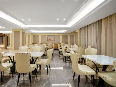 Vienna Hotel（5.0 Heihe Train station Hotel） Отели рядом с достопримечательностью «Lv'e Overseas Chinese Memorial Hall»