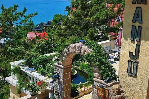Manju Gallery Hotel and Boutique (Qingdao, Laoshan)