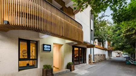 Floral Hotel · Jinan Xianyuan Blue House hotel (Black Tiger Spring Daming Lake) Отели рядом с достопримечательностью «Qilu University of Technology East Campus»