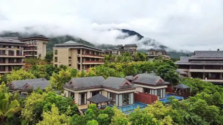 Wuzhi ShanshuiyunJu  Hotel Отели рядом с достопримечательностью «Tropic Rain Forest Scenery Spot of Five Finger Mountain»