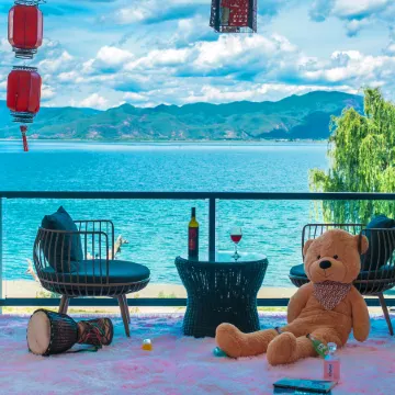 Lakeside Courtyard Hotel