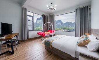 Yangshuo one mountain and one water top class B & B