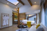 lijiang Nanting. Wind courtyard by stream