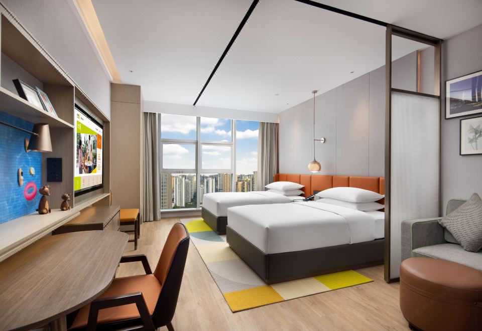 그린트리 인 호텔의 편안한 침실 내부 모습