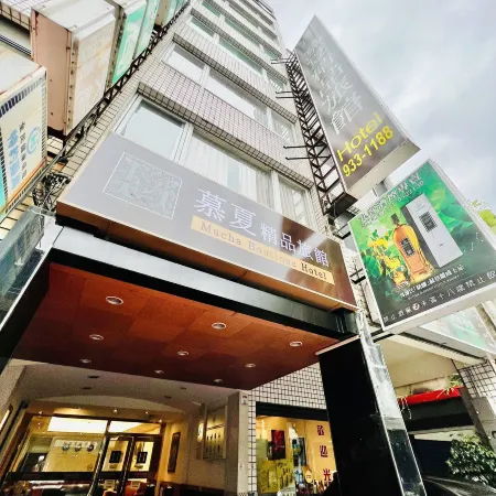 Mucha Boutique Hotel Отели рядом с достопримечательностью «Счастливая станция»