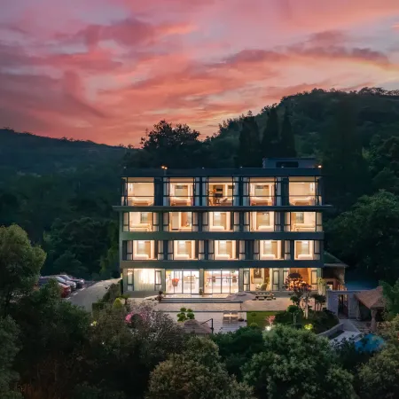 Xinchang Huaqianyueshang Homestay (Nineteen Peaks)