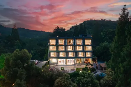 Xinchang Huaqianyueshang Homestay (Nineteen Peaks) Отели рядом с достопримечательностью «Qianzhang Canyon»