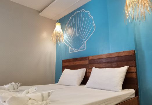 Amos Pili Tree Inn의 현대적인 외관 또는 로비