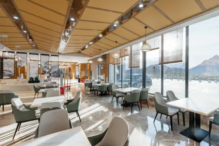 Everest International Hotel Отели в г. Динжи