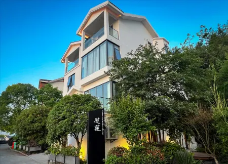 Zhangjiajie Relian Xishu Swimming Pool Courtyard-Style Hotel Отели рядом с достопримечательностью «Tianmen Cave»