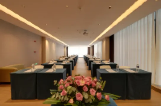 Maitreya Haiwan Ruijing Hot Spring Hotel (Huquan Ecological Park Huquan Mid-Hill Hot Spring Branch)