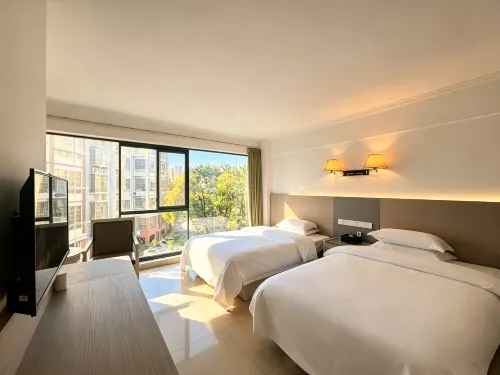 Wolong Hotel Lijiang