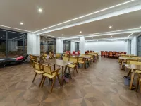 Junyi · Wildscape 180° Panoramic Retreat
