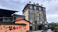 Mangshi Xinjia Homestay (Xinwanchang) - 주차장