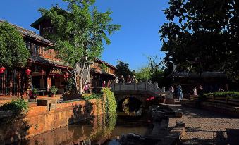 Lijiang ancient city indulges in a luxur Pavilion Inn