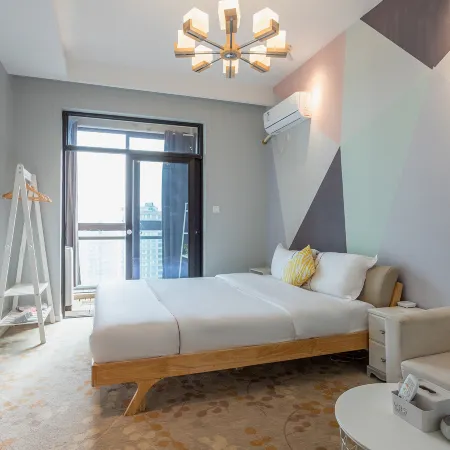 Quzhu Hotel (East Lake Branch of Wuhan University at street entrance)