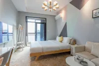 Quzhu Hotel (East Lake Branch of Wuhan University at street entrance)