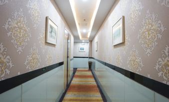 Shell Hotel (Shanghai Pudong New International Expo Center Changqing Road Subway Station)