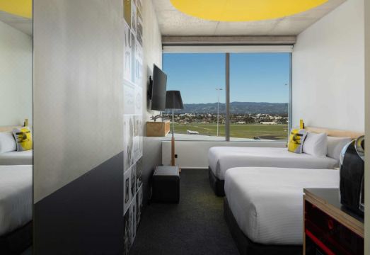 아투라 애들레이드 에어포트 외부 및 객실