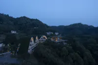 慢屋·玉峰山青麥莊園 天空之城露營地附近的飯店