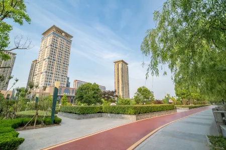 New Century Grand Hotel Siyang Отели рядом со станцией Siyang Railway Station