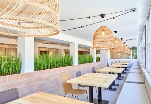 텐트 카피 플라야 조식 장면